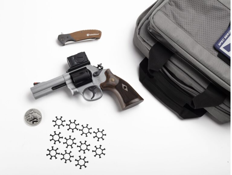 SMITH AND WESSON 686 PLUS 357MAG 4" SPEC R BNDL