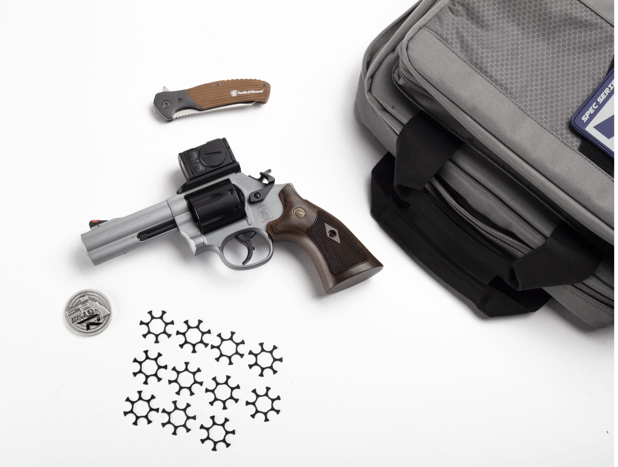 SMITH AND WESSON 686 PLUS 357MAG 4" SPEC R BNDL
